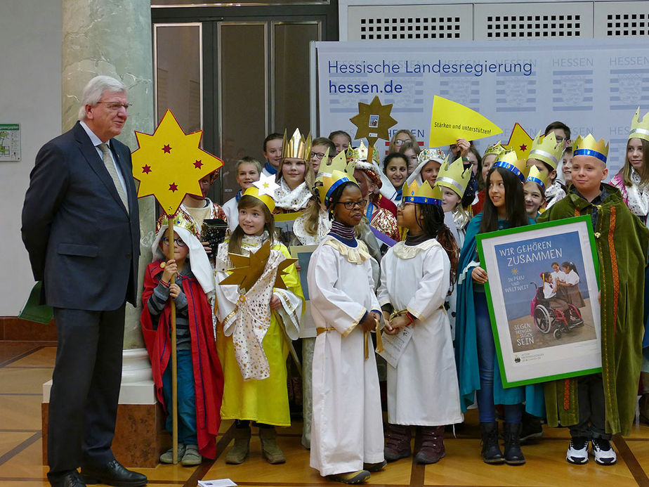 Naumburger Sternsinger zu Besuch beim Hessischen Ministerpräsidenten Volker Bouffier (Foto: Karl-Franz Thiede)